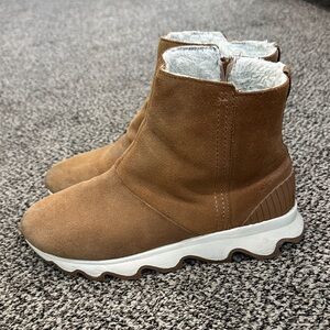 Sorel Kinetic Brown Suede Ankle Boots with White Lining